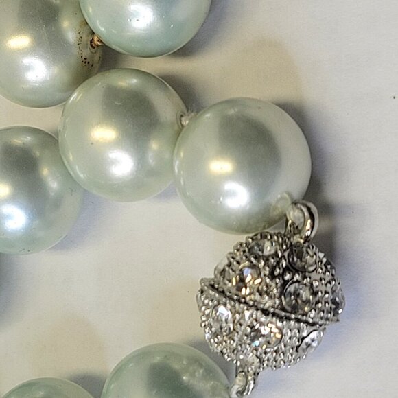 Faux Pearl choker Necklace, Bib Coquette Necklace with Magnetic Clasp - Picture 5 of 7